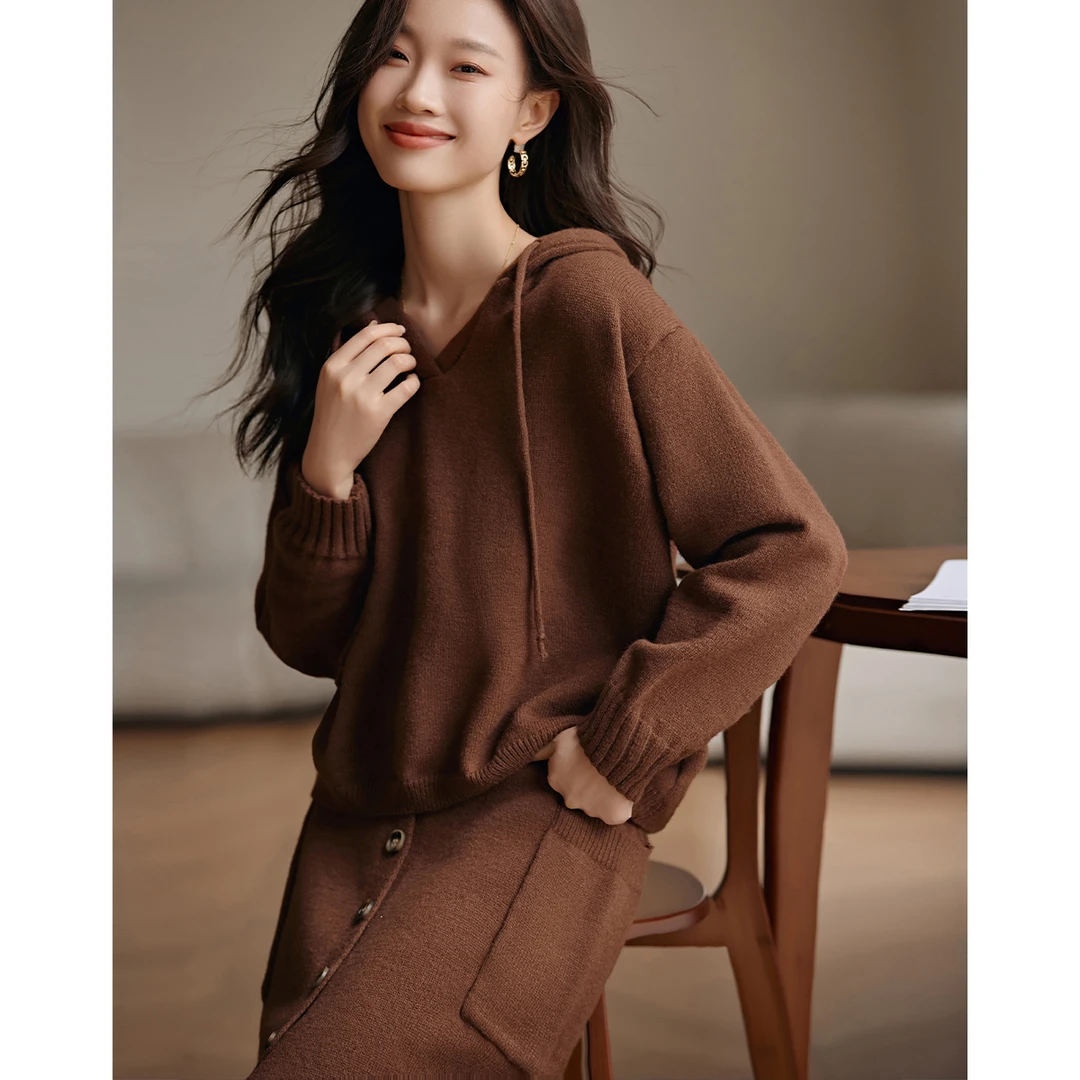 沫晗依美2024年冬季新洋气休闲时髦感V领连帽针织衫半裙套装B041