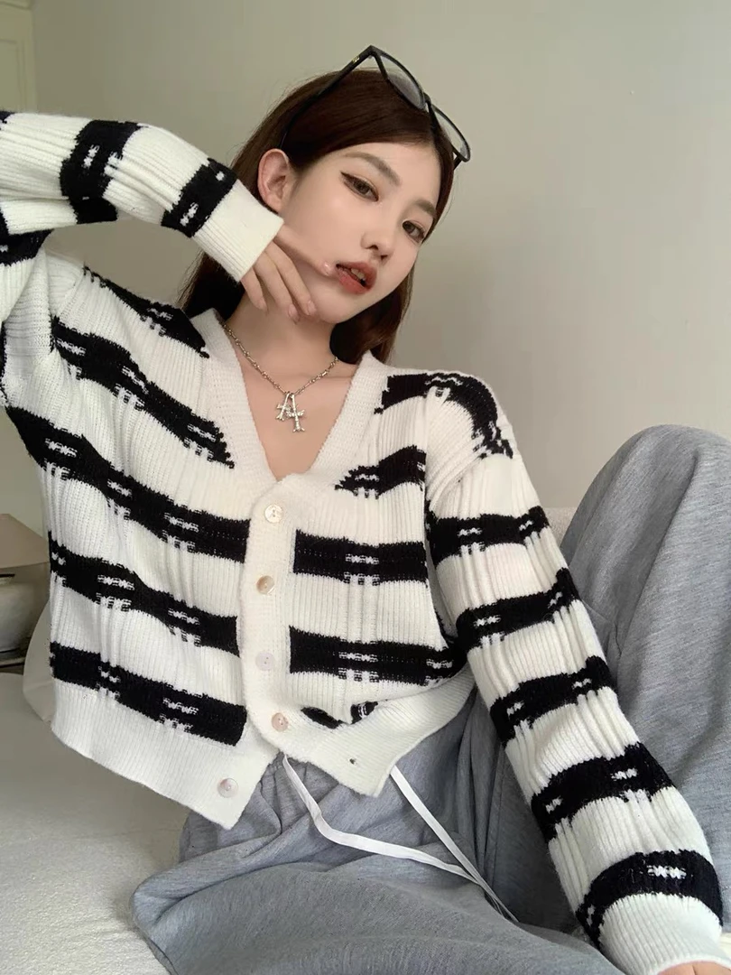 小香风女上衣条纹毛衣宽松短款撞色显瘦黑白百搭时尚设计感针织衫