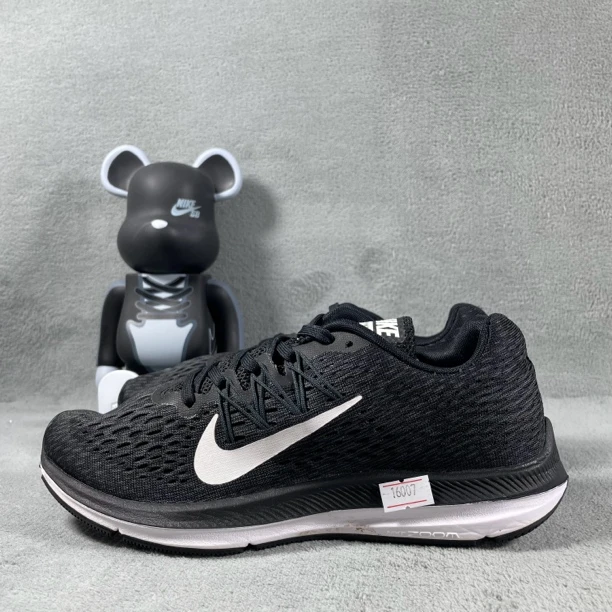 二手37.5码 Nike Zoom Winflo 5 跑鞋 黑 剐蹭染色黄渍 公价499