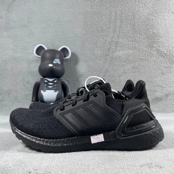 二手41码 adidas UltraBoost 跑鞋 黑 底烫伤裂纹 无盒 公价939