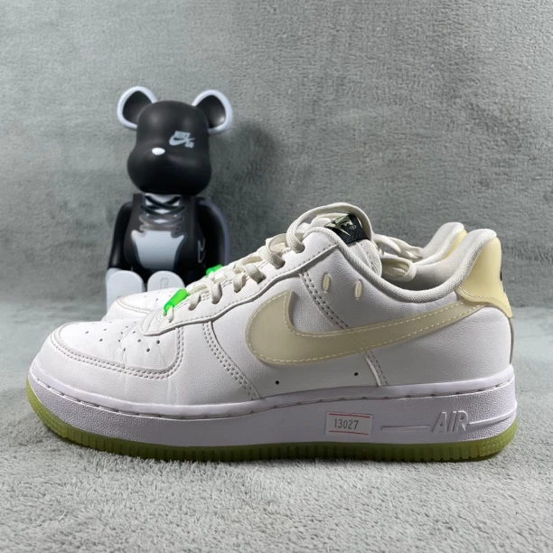 二手37.5码 Nike Air Force 1 板鞋 白 折痕裂纹氧化 无盒公价709