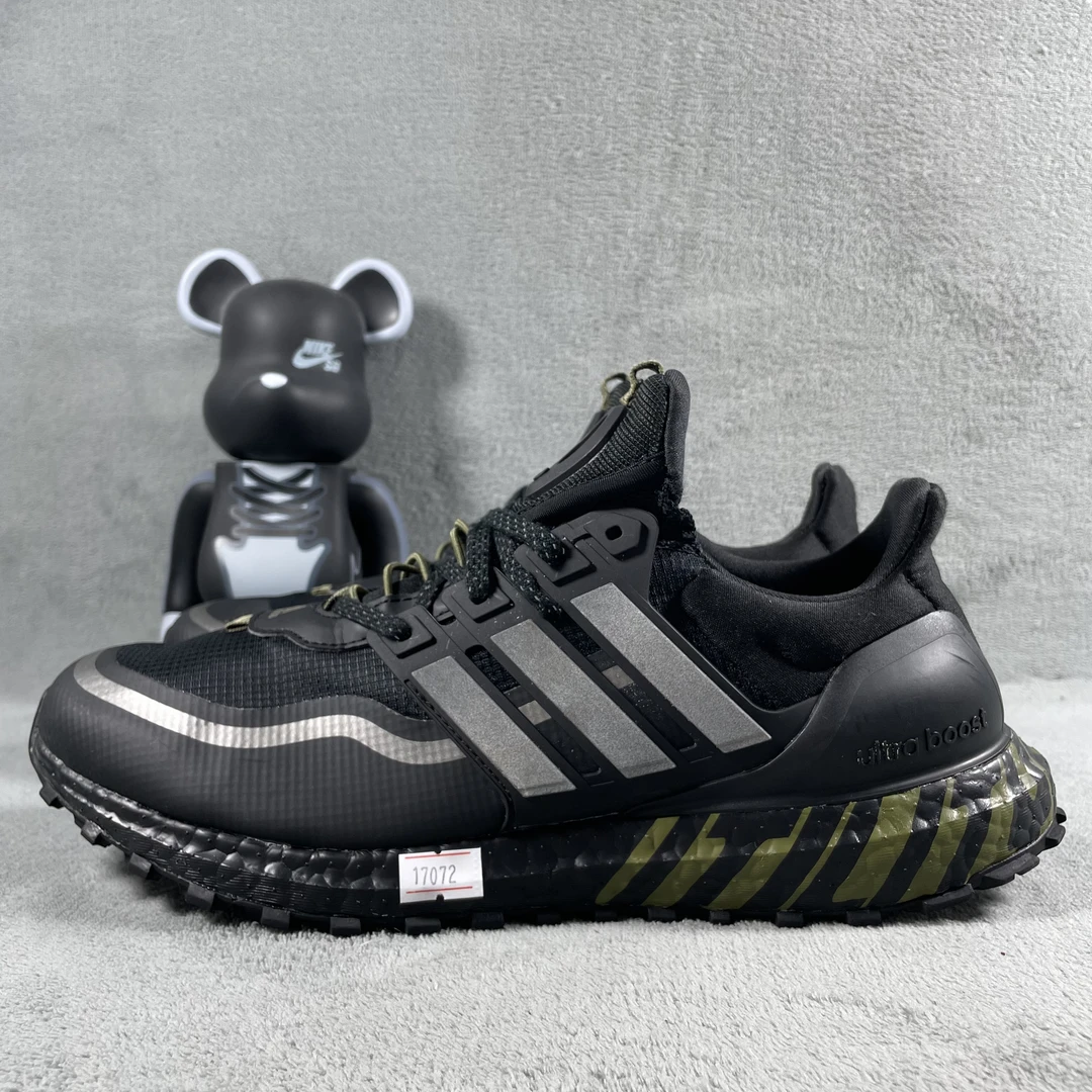 二手43码 adidas Ultra Boost 跑鞋 黑 帮破剐蹭污渍 无盒公价559