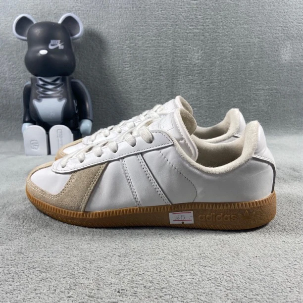 二手36码 adidas Originals 休闲鞋 白 帮剐蹭污渍 无盒 公价469