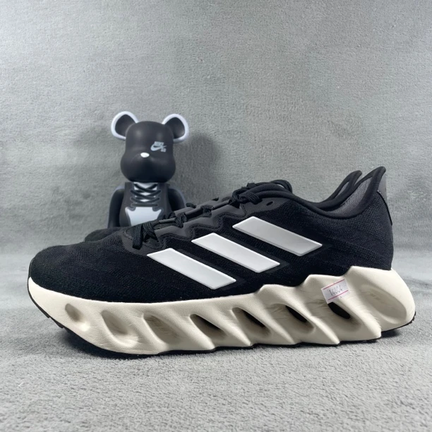 二手44.5码 adidas Switch FWD 跑鞋 黑色 底污渍 无盒公价533