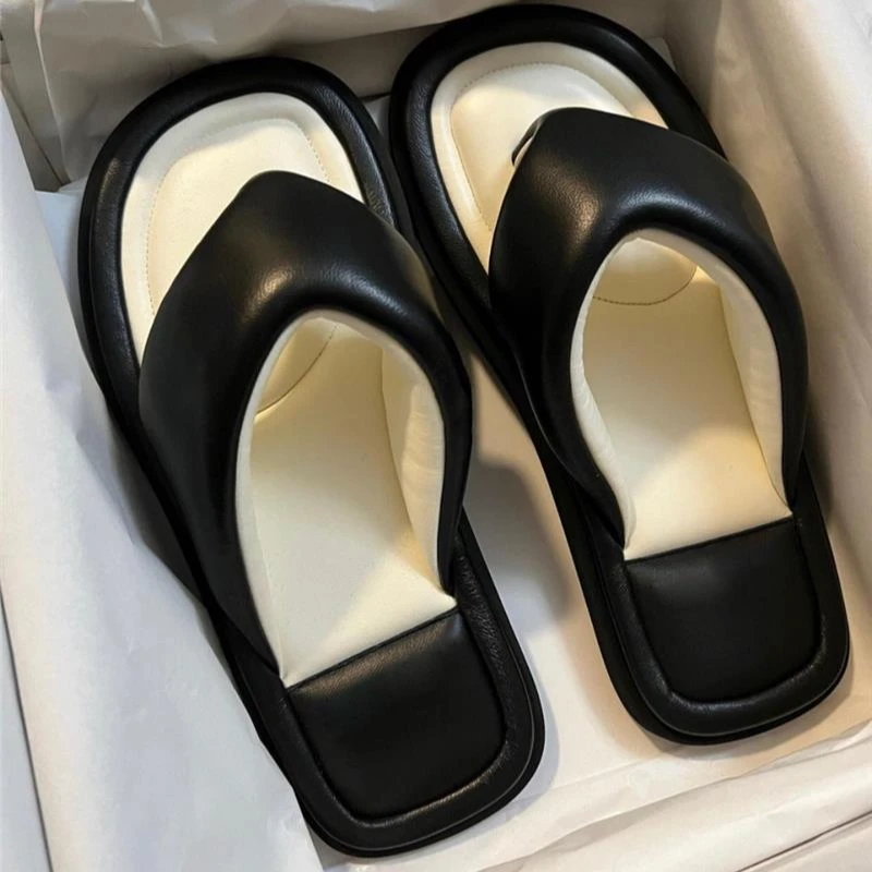 时尚踩屎感人字拖女外穿2024夏季新款小香风夹趾防滑沙滩鞋配裙子