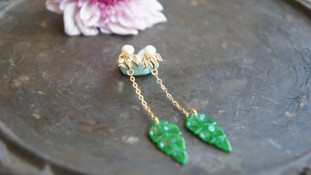 18K金镶嵌翡翠叶子耳钉