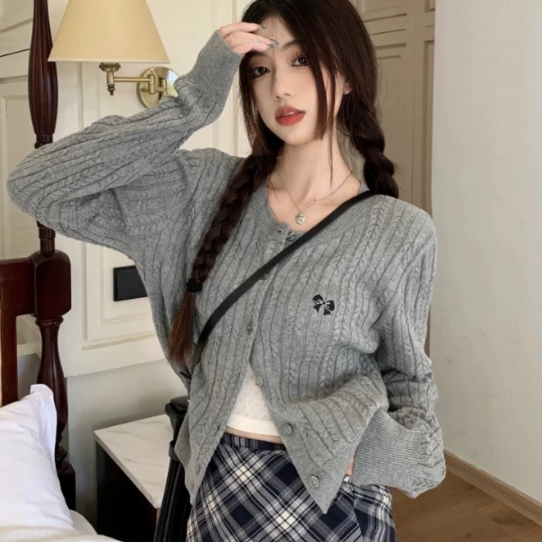 灰色软糯麻花毛衣开衫外套女早秋季小个子宽松慵懒风短款针织上衣