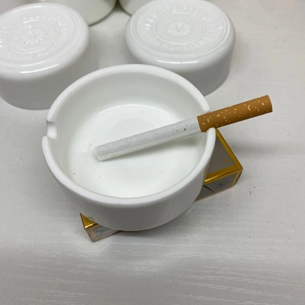 飞天酒瓶创意烟灰缸，乳白色洁净亮丽瓶底花纹高端奢华酒瓶烟灰缸