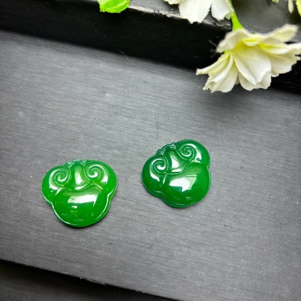 玛瑙玉髓阳绿色平安如意吊坠一物一拍（随机发货）