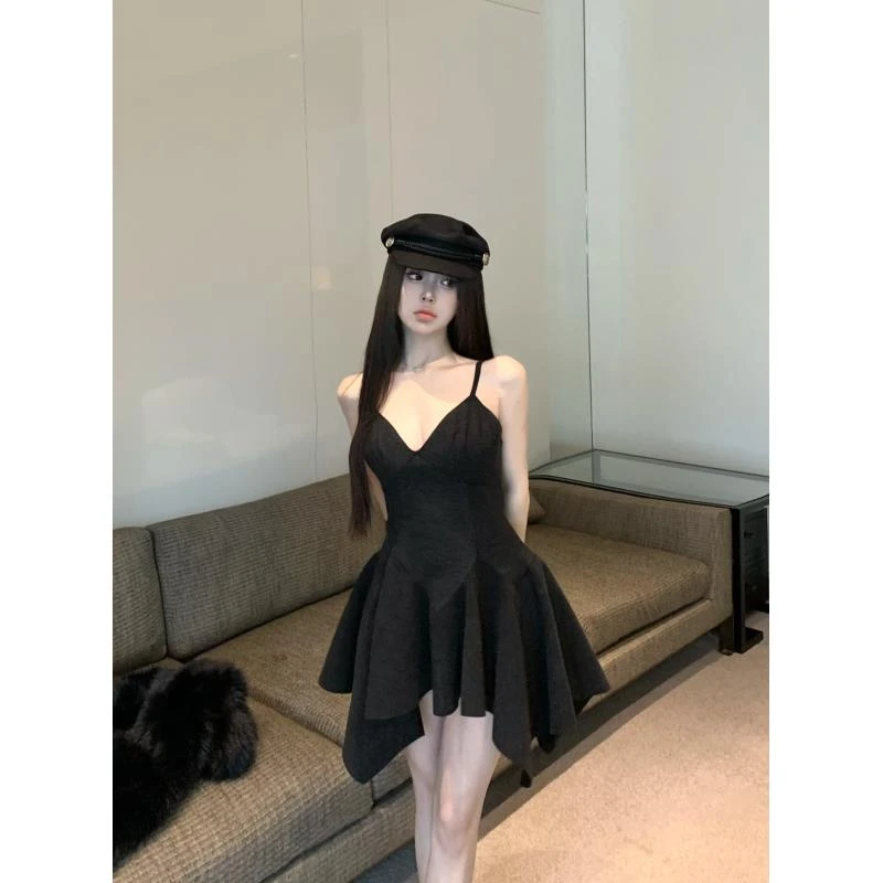 性感辣妹风v领吊带连衣裙子女装2024年不规则设计高腰显瘦短裙潮