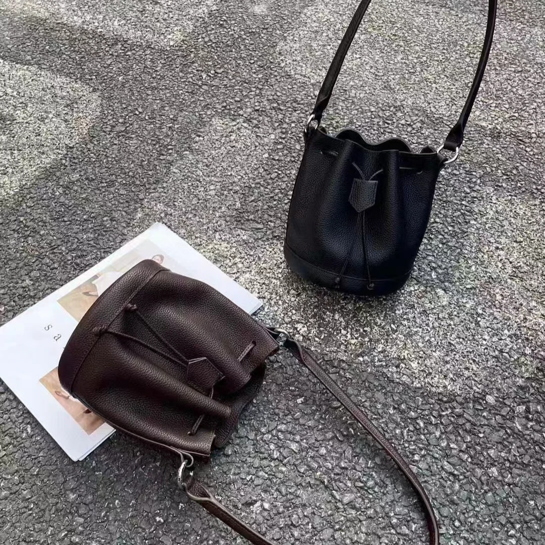 小众简约时尚百搭休闲复古真皮抽绳水桶包女士斜挎小包