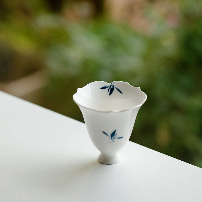 赞朴纯手绘蝴蝶兰花花瓣闻香杯釉下彩小茶杯陶瓷功夫品茗杯单杯