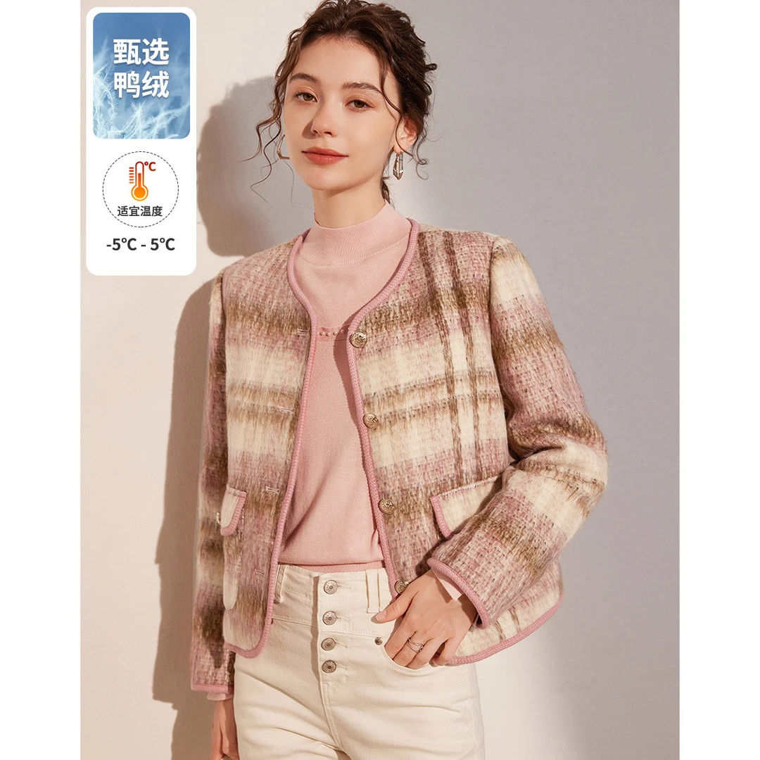 白鹿语冬时尚保暖对称口袋格纹加厚圆领撞色织带羽绒服WBX10041