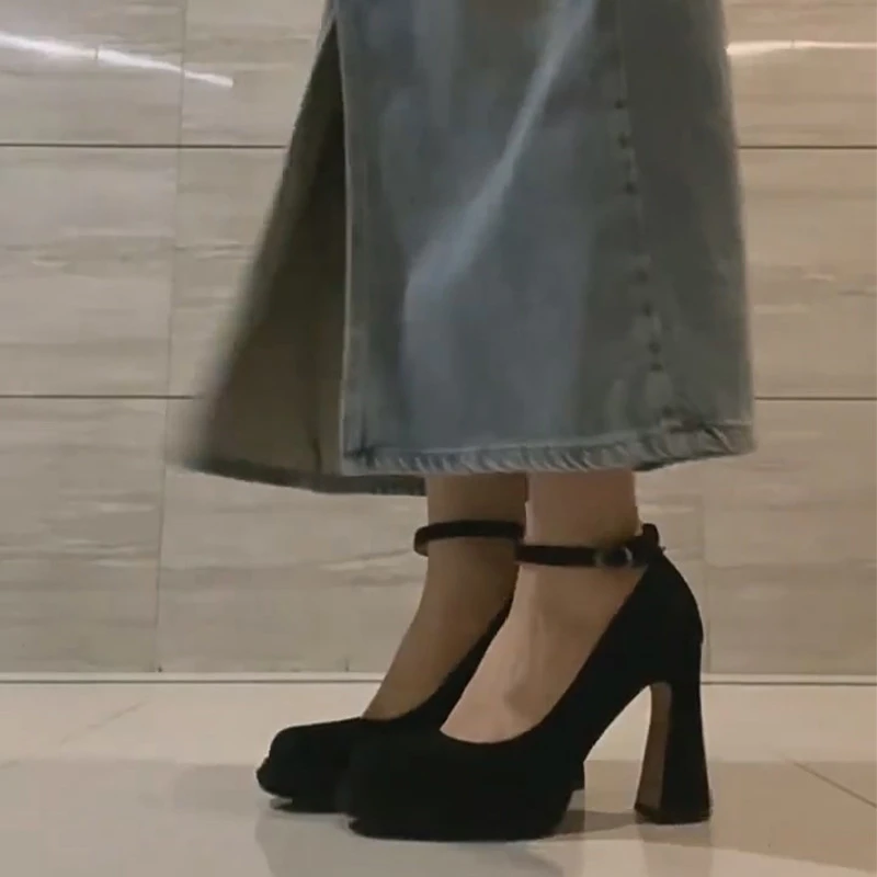 绝美！一眼沦陷~2024新款法式复古一字带黑色高跟鞋粗跟绒面单鞋