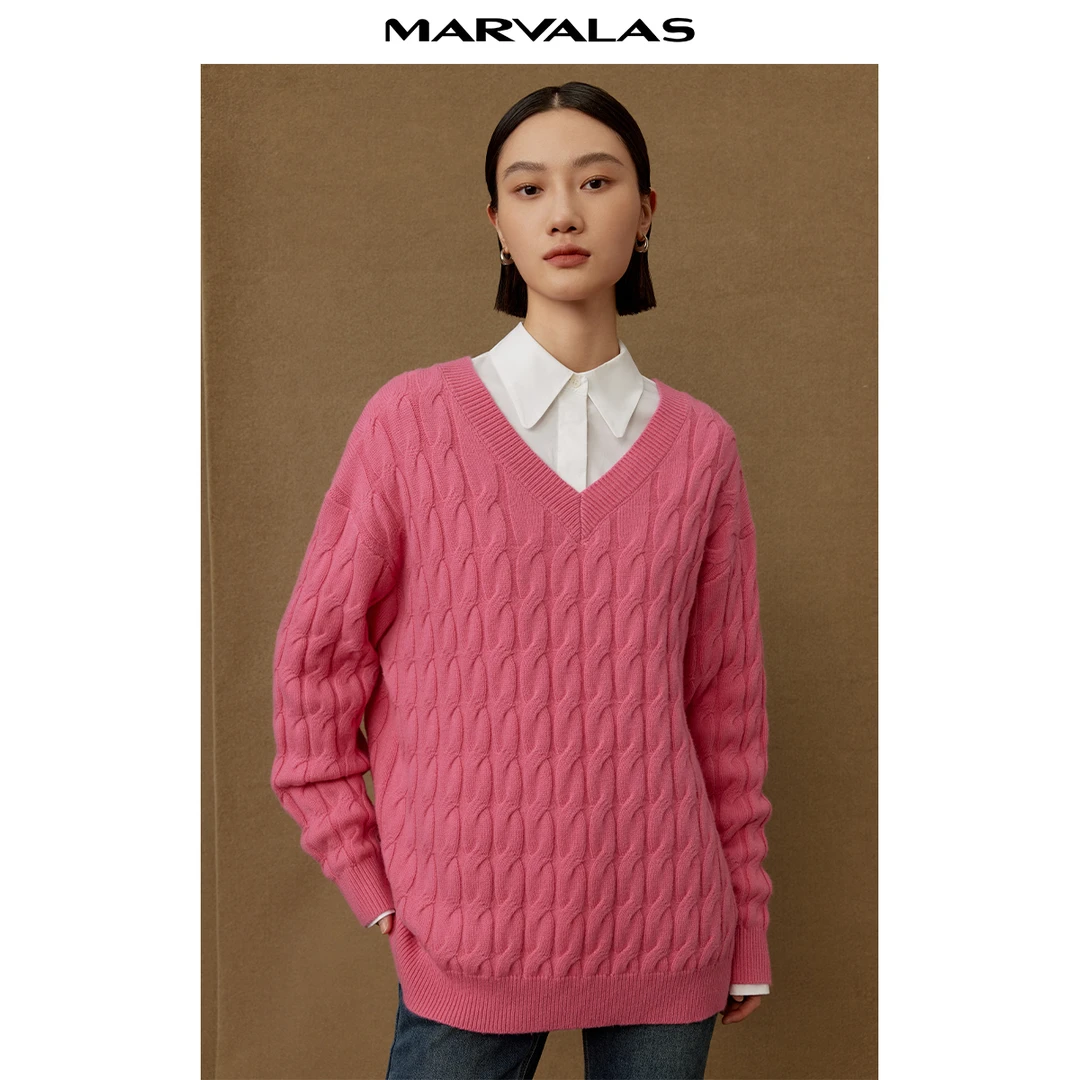 曼德诗2023新款粉色休闲宽松V领设计感毛衣#MC733310105