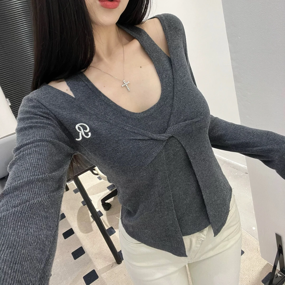 早秋新款刺绣字母纽结性感露锁骨挂脖假两件套头紧身短款针织衫女