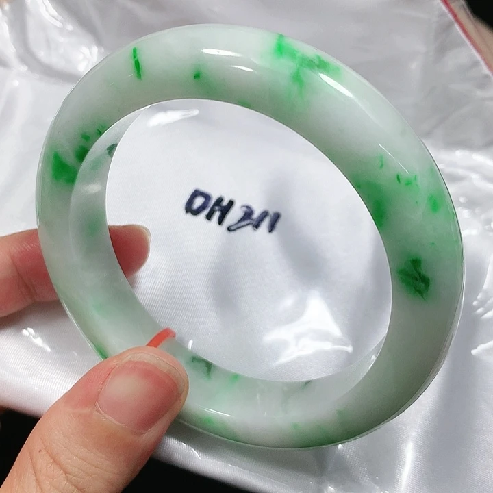 翡翠手镯未镶嵌翡翠手镯
