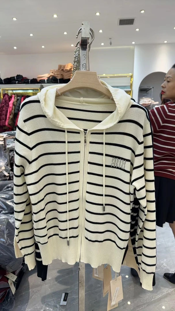 Q6229条纹背帽双色毛衫