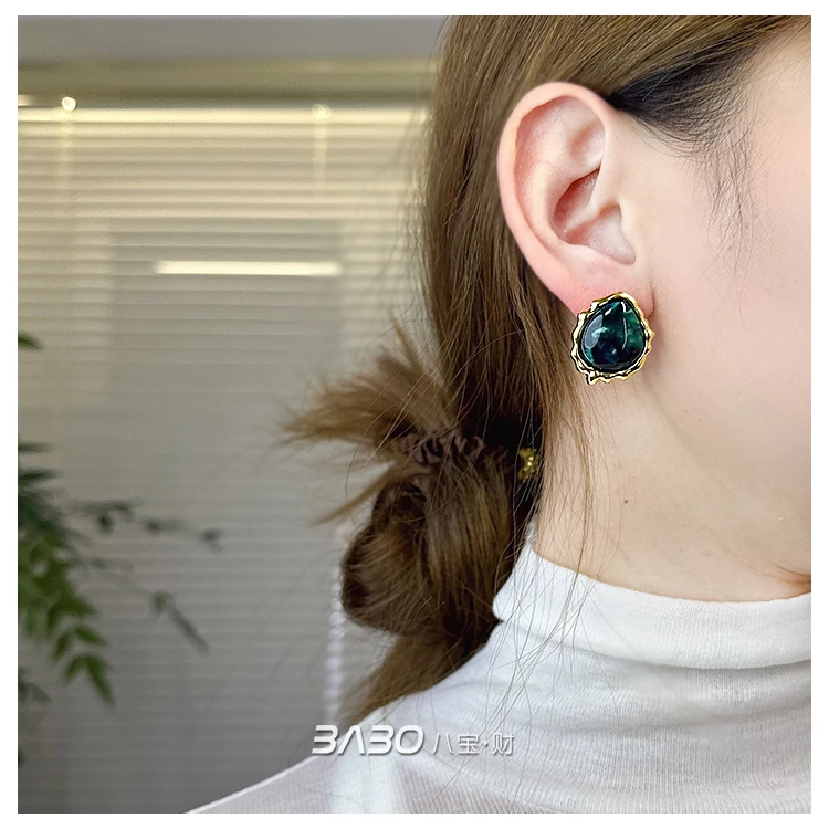 铜合金耳饰 BABO/树脂绿色镀金气质高级轻奢法式复古针式港风耳饰