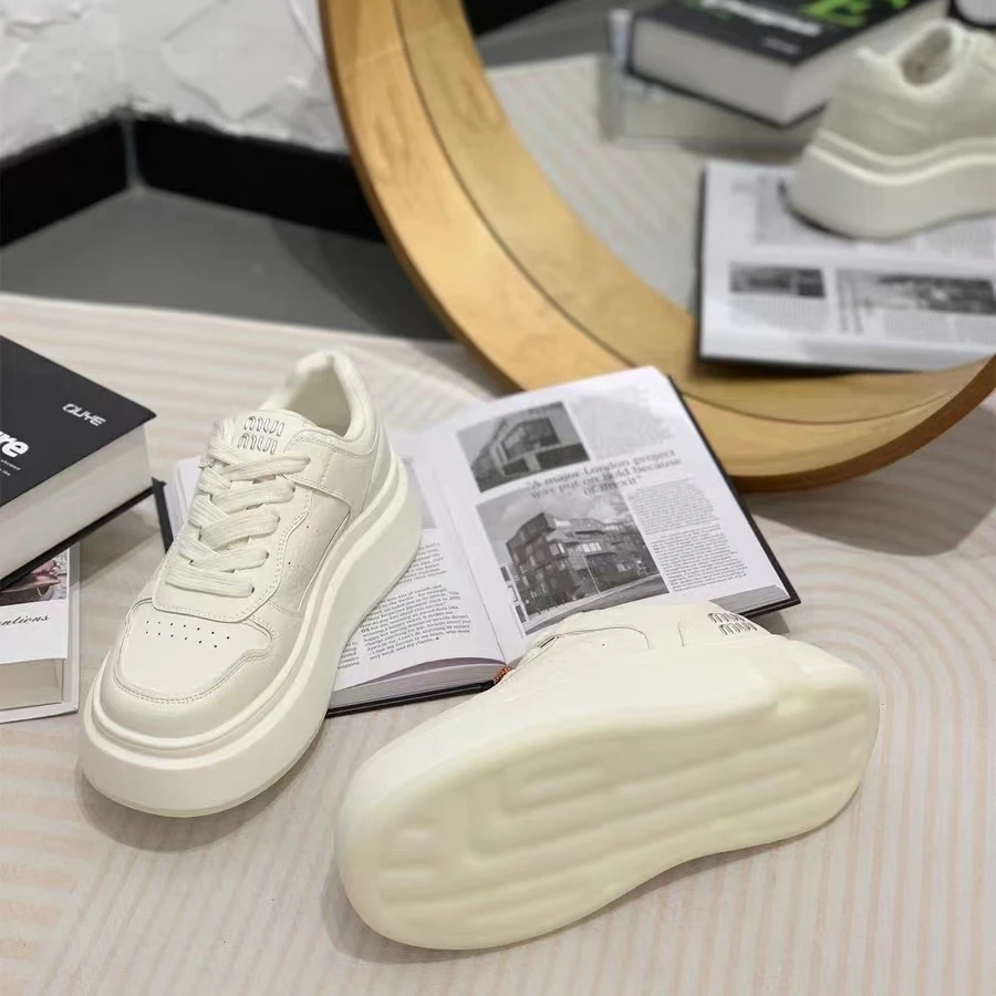 【老汉严选】2025春新款百搭运动休闲鞋增高系带轻便系带板鞋8701