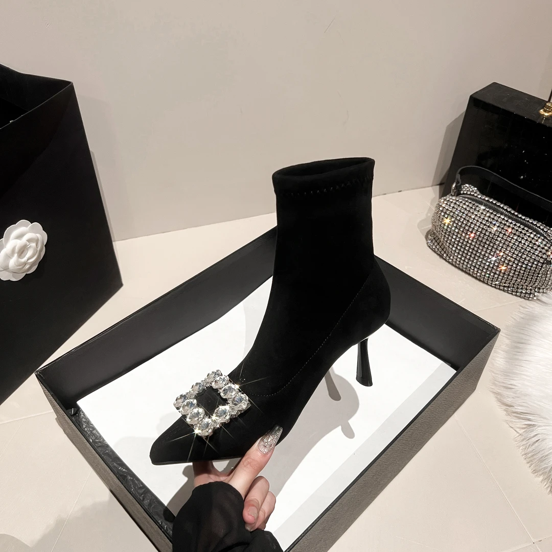 sendijia/森迪加2025秋冬新尖头时尚钻扣细跟气质百搭弹力瘦瘦靴