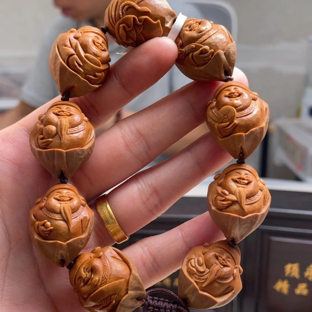 橄榄核核雕包衣财神