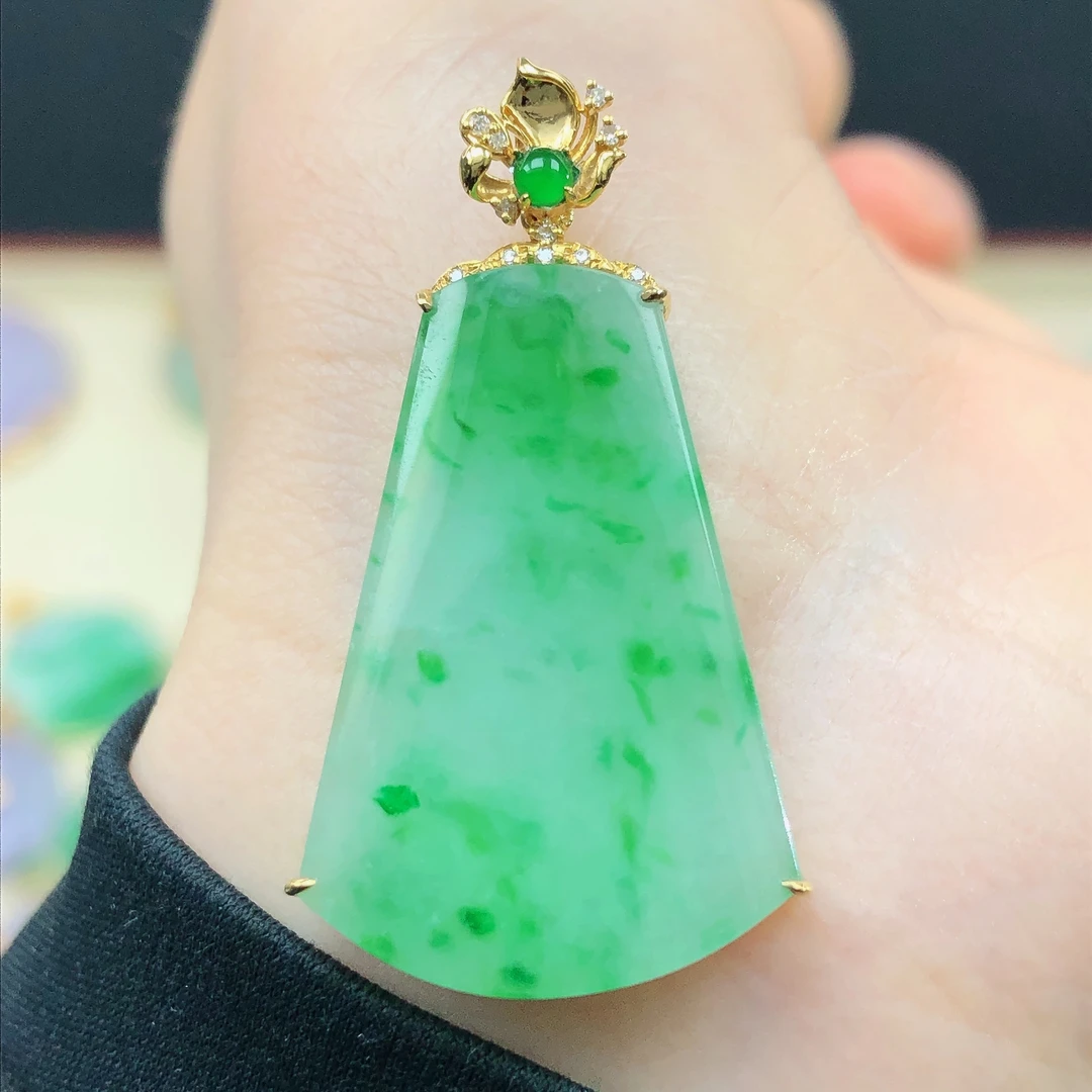 18k金镶嵌天然a货翡翠玉石高档冰种阳绿梯形方牌平安无事牌吊坠77