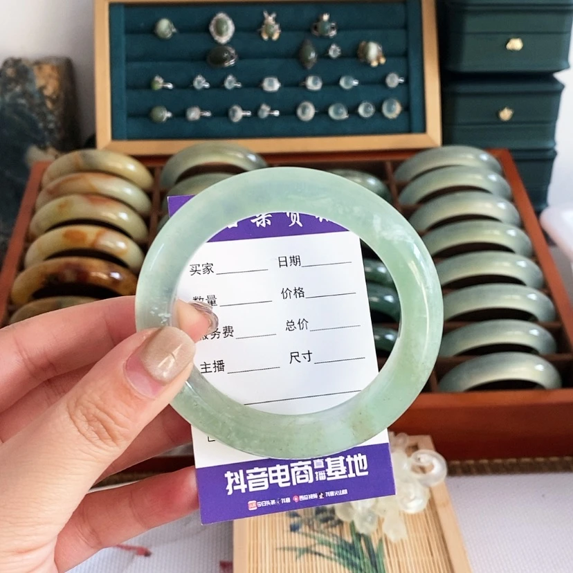 【闪购商品】蛇纹石玉手镯未镶嵌不**卜