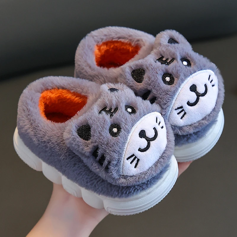 2025冬季儿童棉拖鞋踩屎感厚底防滑包跟加绒保暖男女童室内亲子鞋