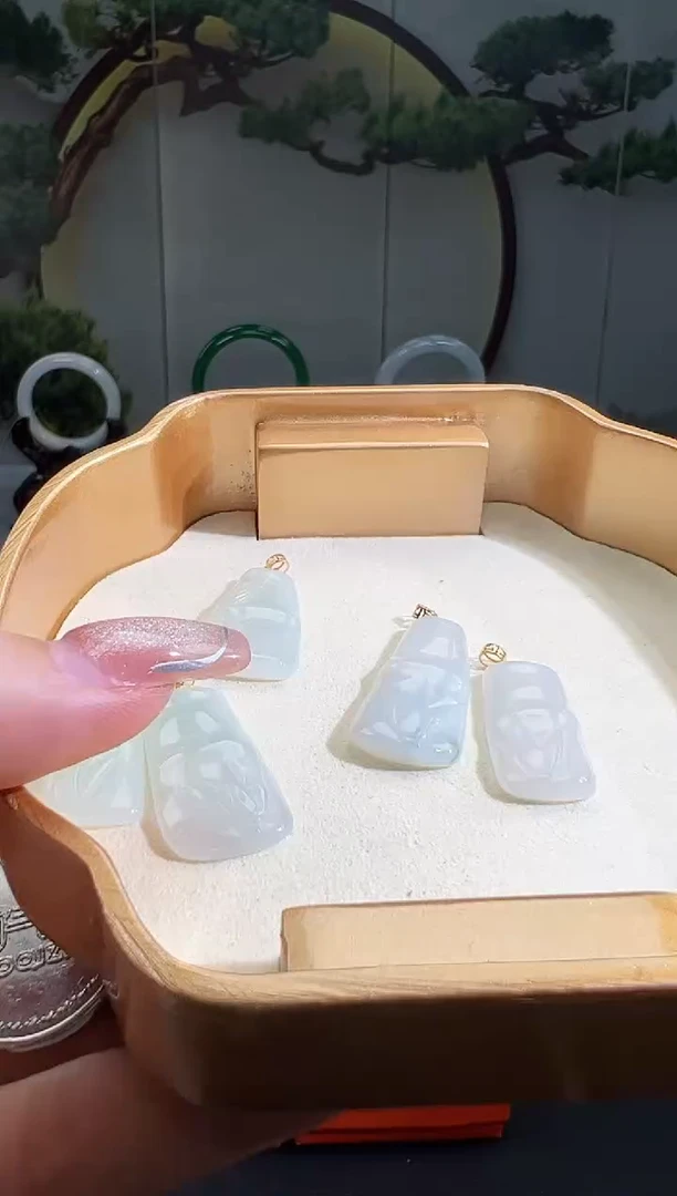 【闪购商品】翡翠颈饰18K金镶嵌1