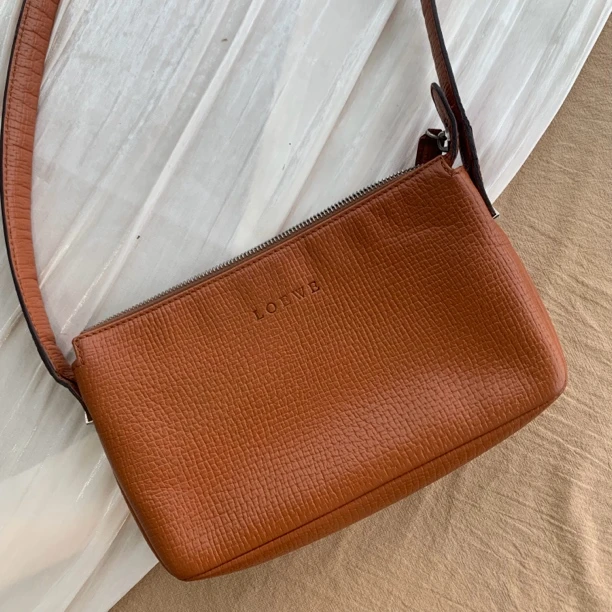 95新 LOEWE/罗意威 经典焦糖色单肩包
