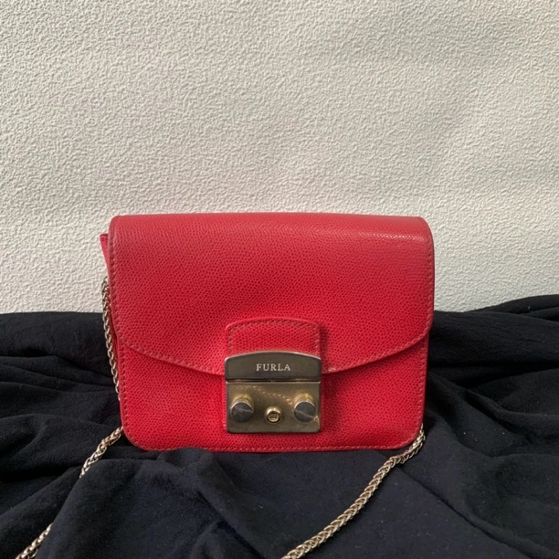 95新 FURLA/芙拉 玫红色链条斜挎包