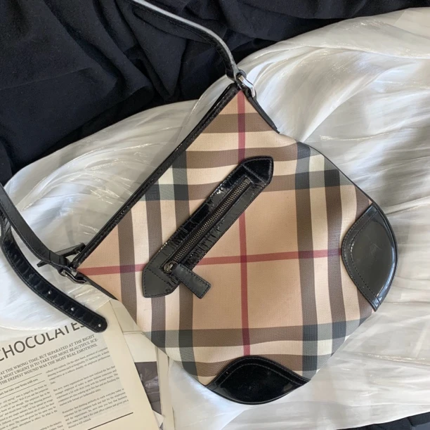95新 BURBERRY/博柏利 时尚休闲战马格开口笑单肩斜挎包相机包