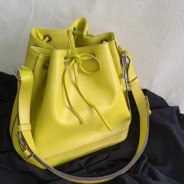 95新 LouisVuitton/路易威登 水波纹斜挎抽绳水桶包