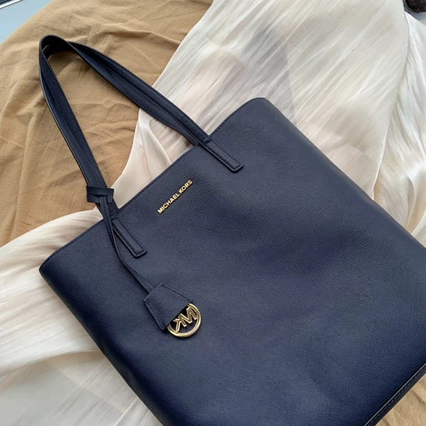 95新 MICHAELKORS/迈克高仕 时尚深海蓝色单肩斜挎包