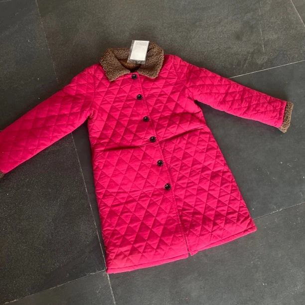 翻领加绒加厚长款棉服。