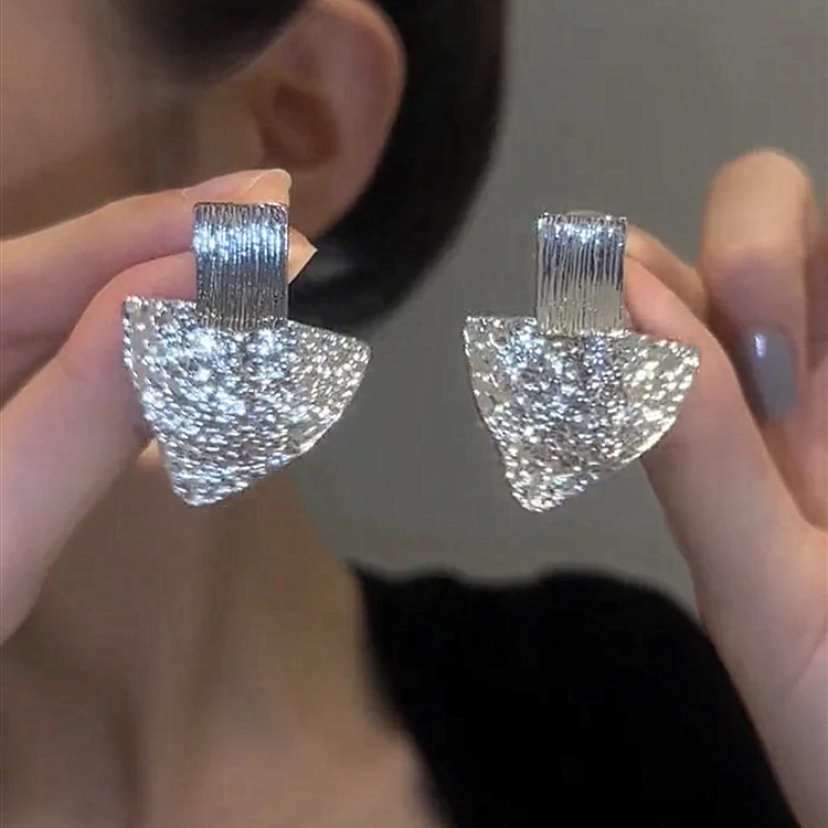 铜合金耳饰 简约时尚百搭个性金属三角耳钉小众个性高级感耳饰