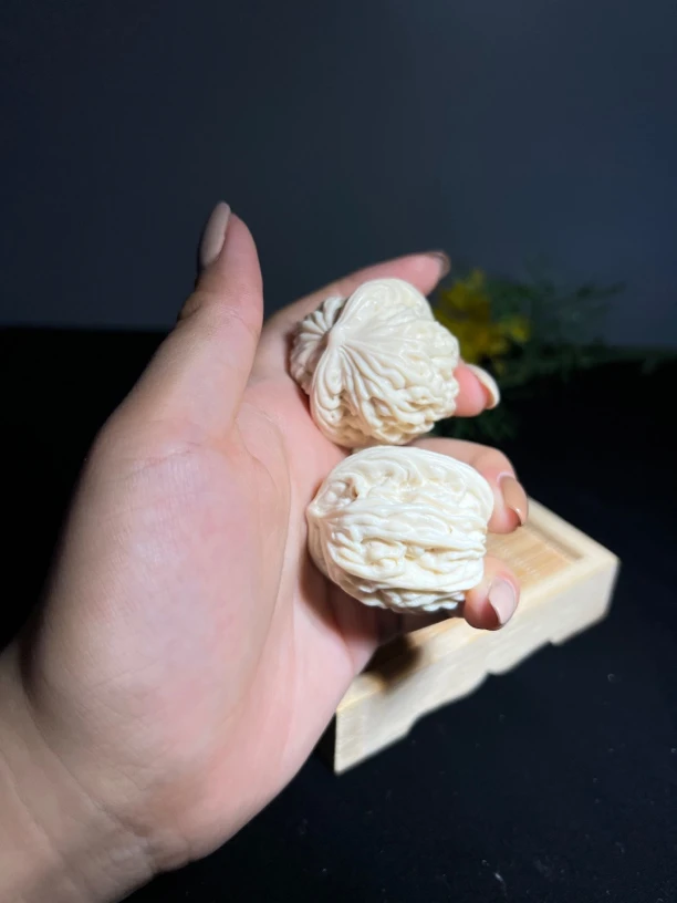 天然猛犸牙纯手工雕刻核桃把件手把