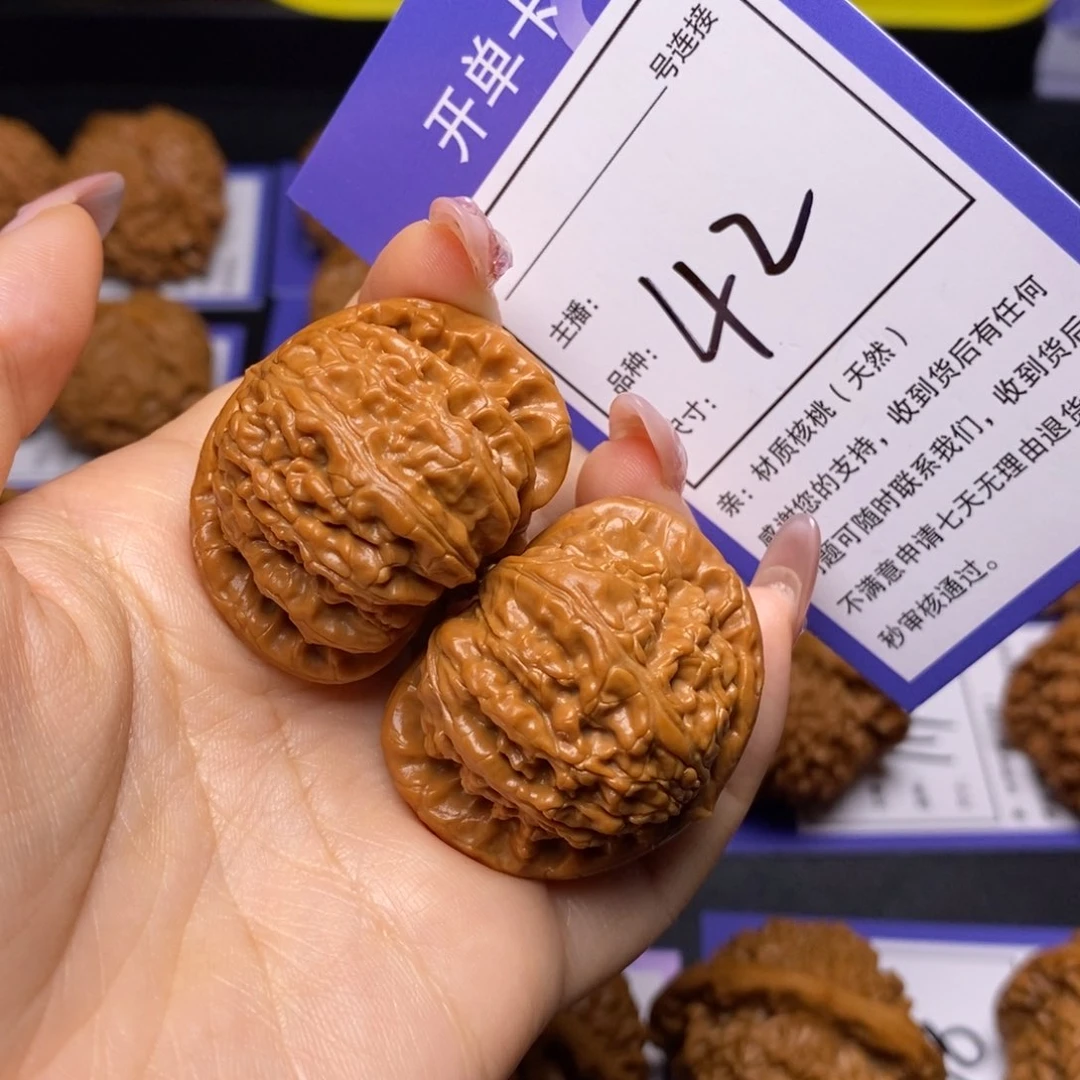 文玩核桃把件3.8白狮子42