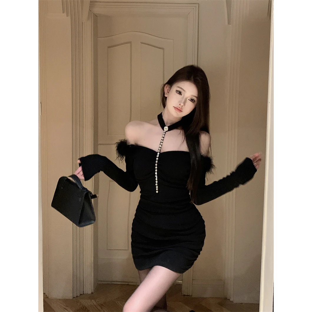 一字肩挂脖连衣裙内搭拼接毛毛修身包臀裙子显瘦女秋冬季黑色短裙