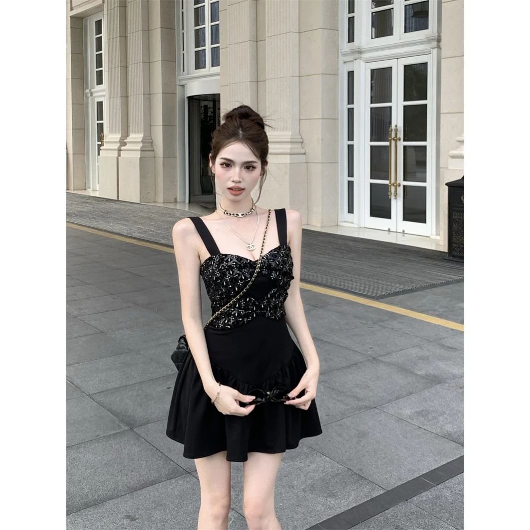 设计感小众吊带连衣裙女黑色亮片拼接收腰显瘦a字短裙子夏季新款