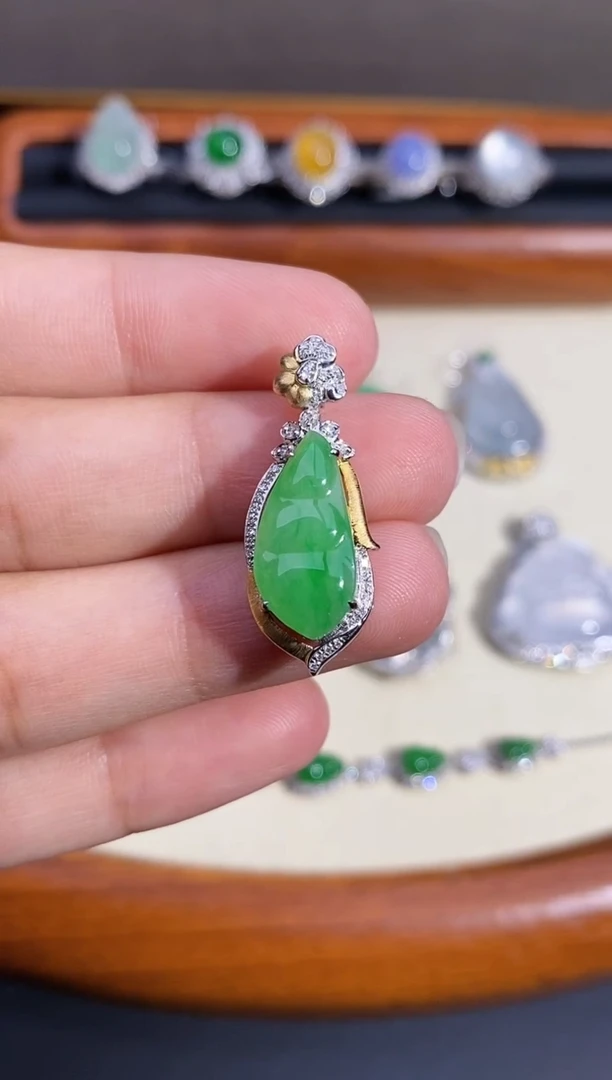 【闪购商品】翡翠吊坠(不含链)18K金镶嵌吊坠