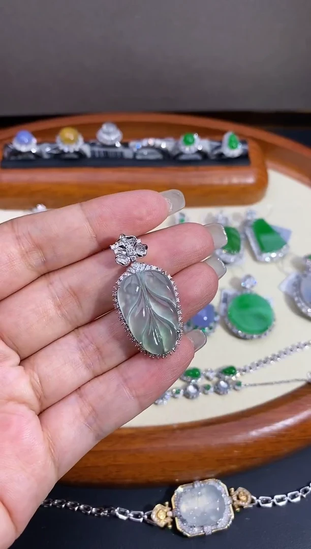 【闪购商品】翡翠吊坠(不含链)18K金镶嵌吊坠