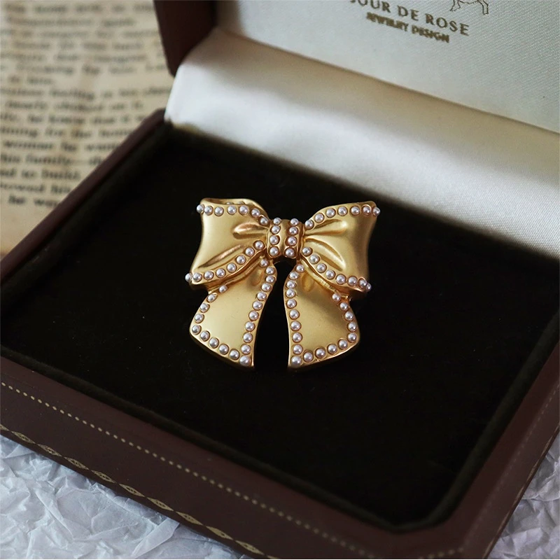 铜合金仿珍珠胸针 欧美复古小香风蝴蝶结轻奢简约精致胸针女6012