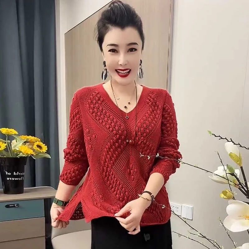 新款洋气针织休闲长袖妈妈上衣秋季V领镂空宽松显瘦遮肉大码毛衣