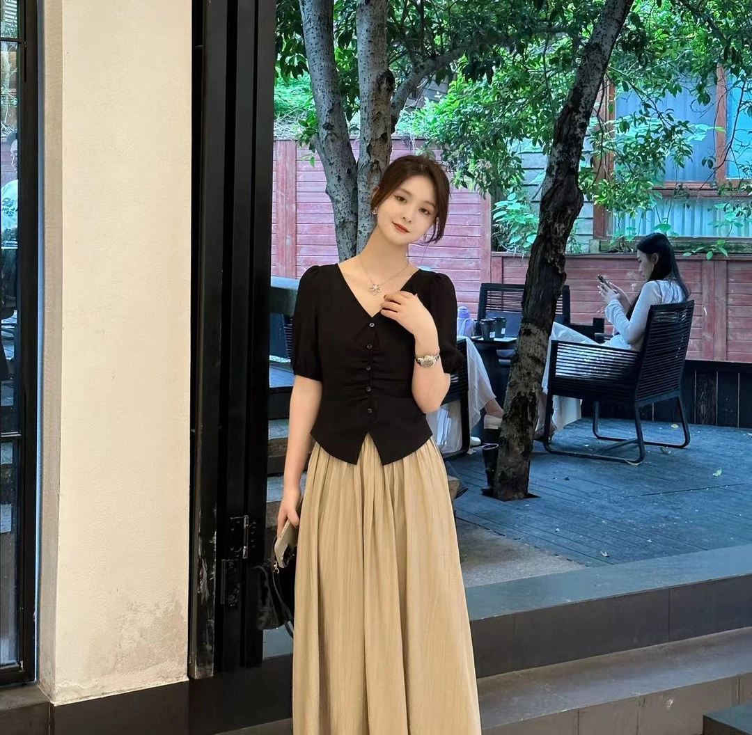 LUOZHIYIN/罗知音T19799F显瘦夏季泡泡袖V领气质单排扣上衣短袖