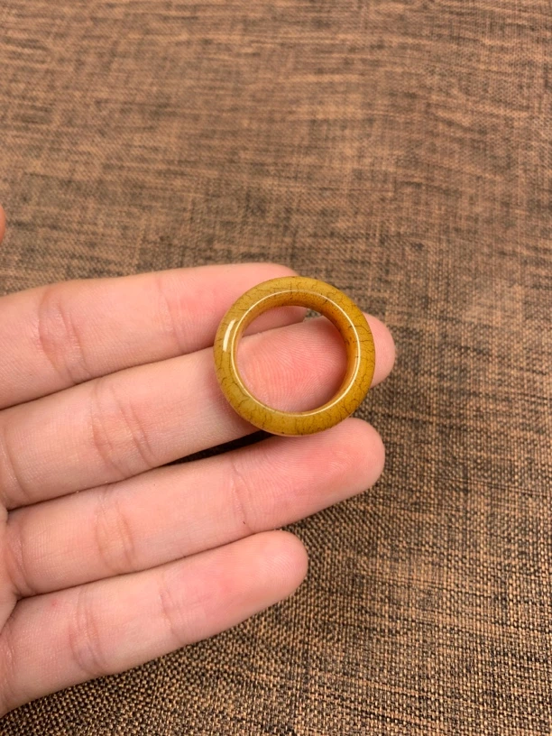 黄色圆跑环配饰品