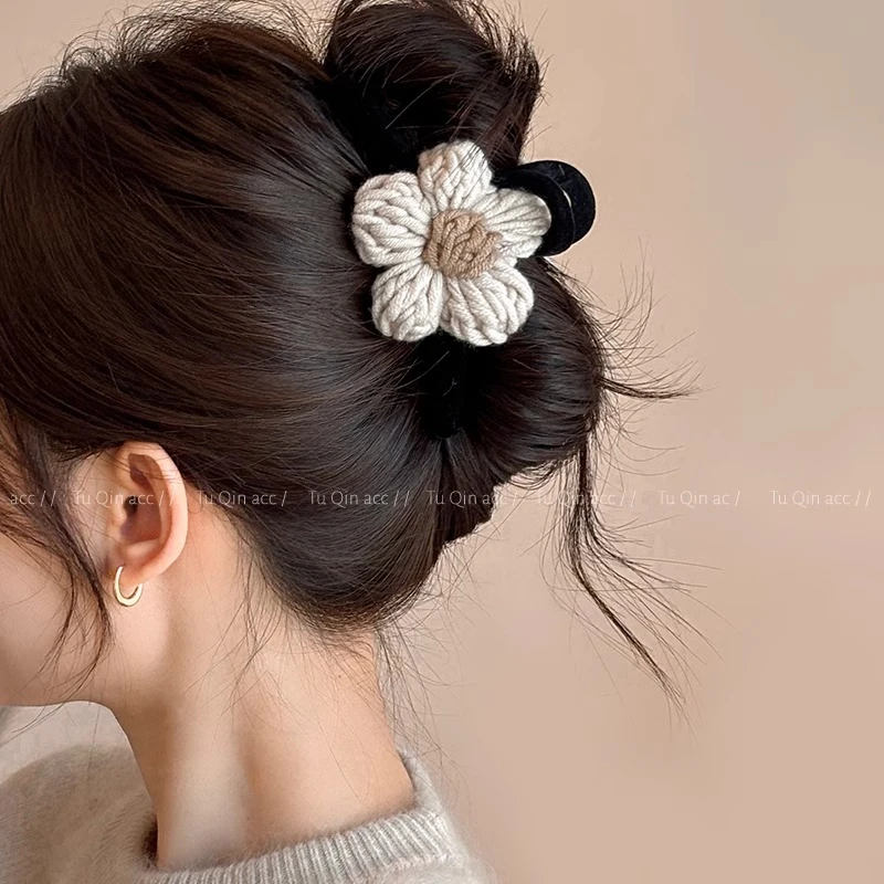 秋冬丝绒花朵抓夹高级感大号鲨鱼夹2024新款发夹女后脑勺夹子头饰