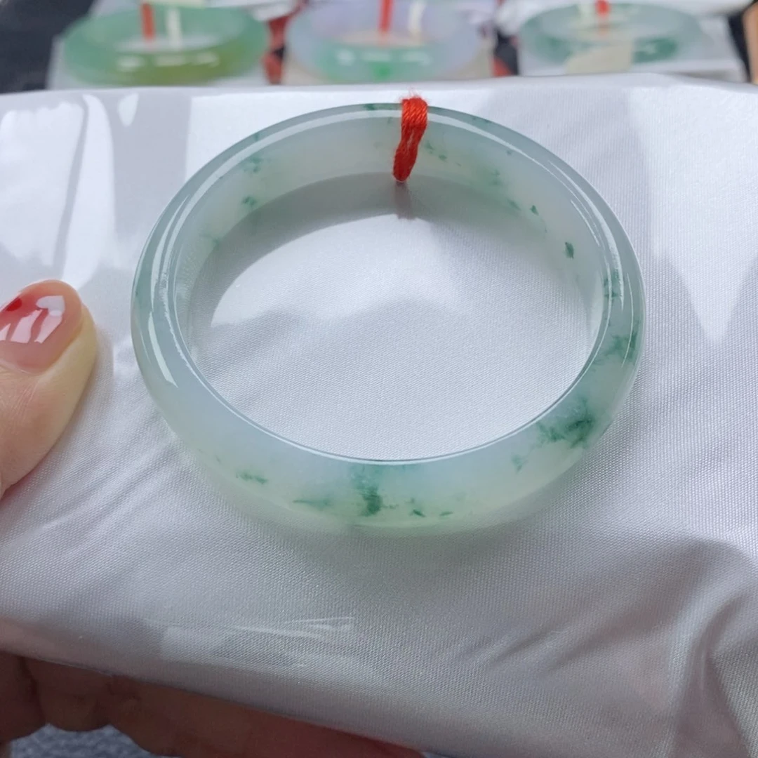 【闪购商品】翡翠手镯未镶嵌56贵妃