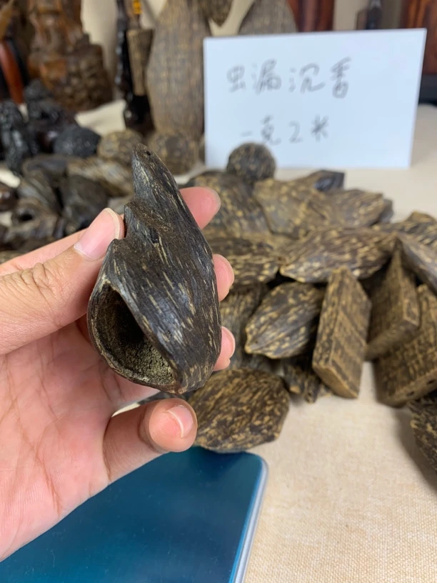 天然虫漏 沉香手把件奇楠